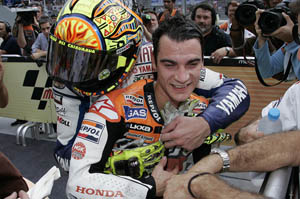 Rossi abbraccia Pedrosa 