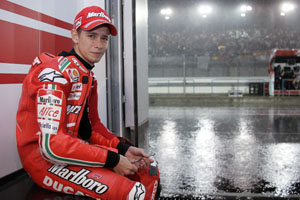 Stoner, desolato, nel box Ducati 